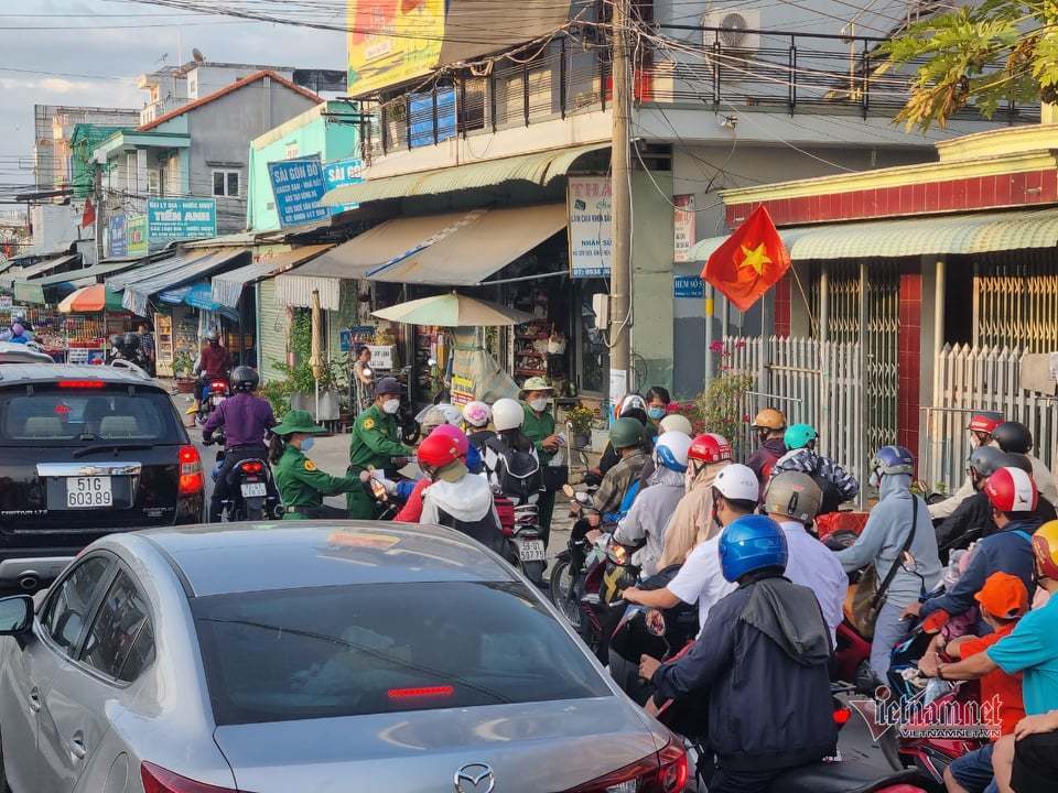 Thanh niên xung phong phải xuống đường bán vé, giải tỏa ùn tắc 