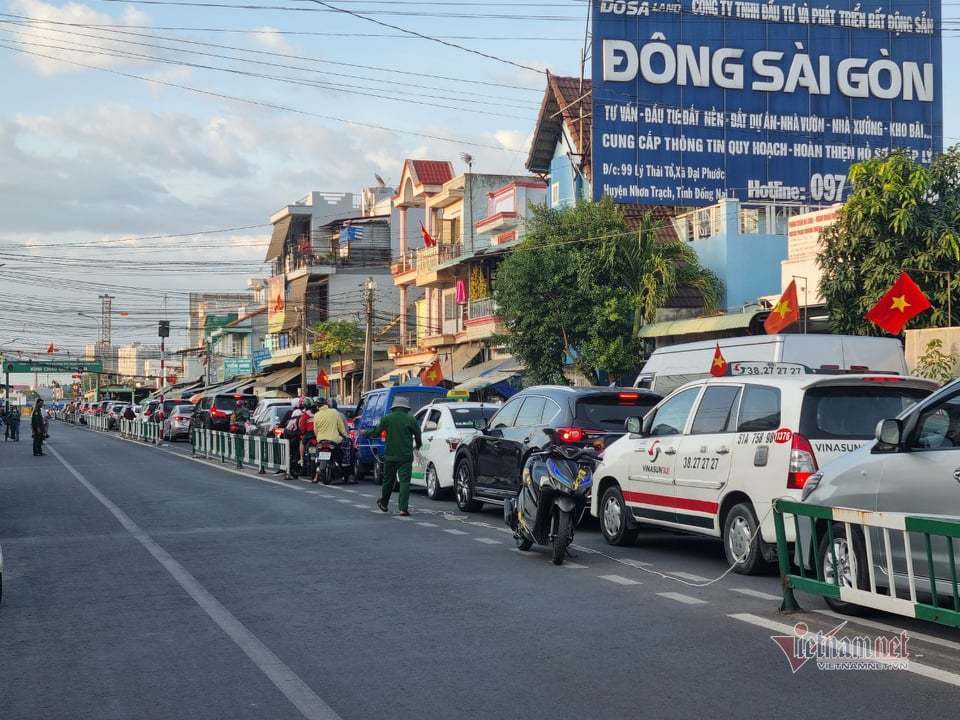 Riêng hôm nay có hơn 70.000 người qua phà