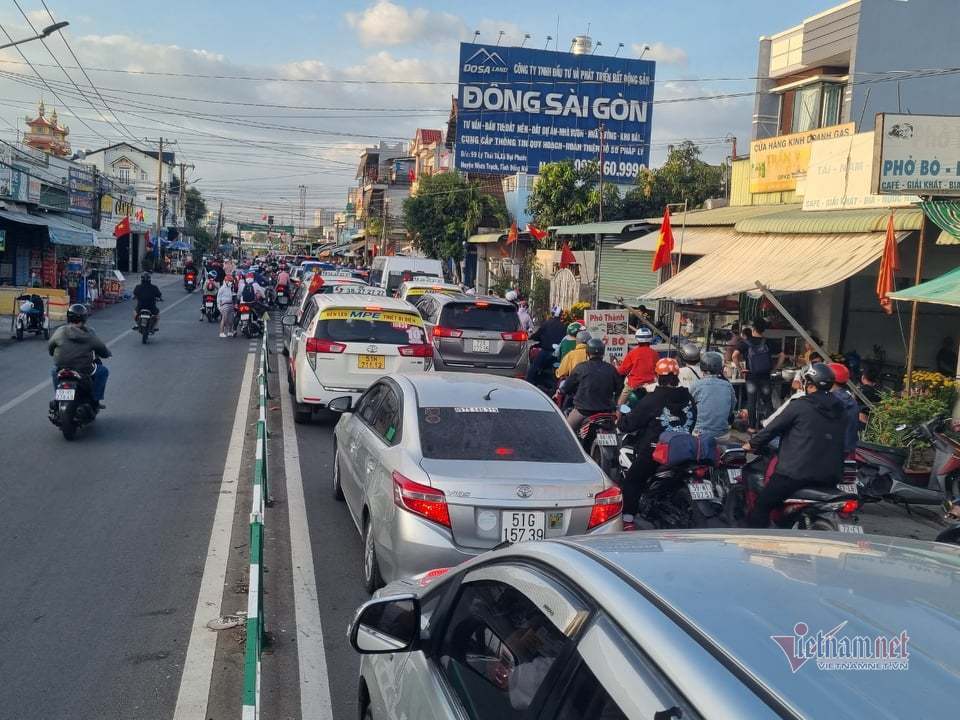 Cảnh quá tải tại phà Cát Lái do người dân ùn ùn trở lại TP.HCM sau Tết