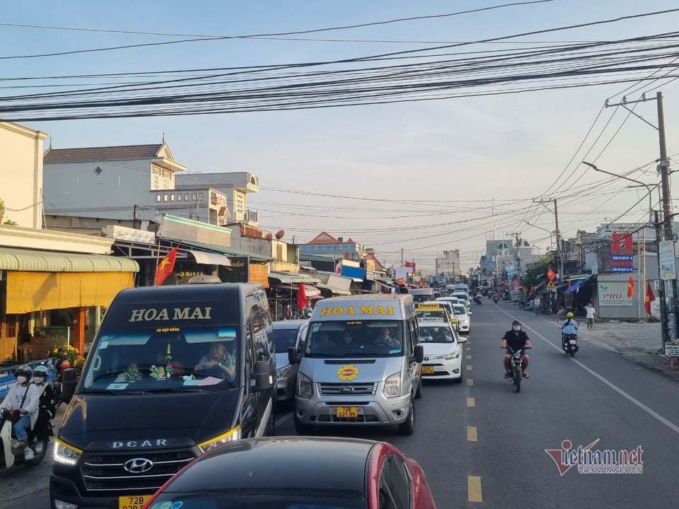 Ô tô xếp hàng dài chờ qua phà