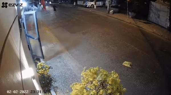 Phát hiện nhóm thanh niên hung hãn lao tới, người trong căn nhà vội đóng cửa khóa chặt 