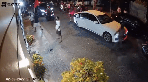 Một thanh niên rút vật giống súng chĩa vào căn nhà