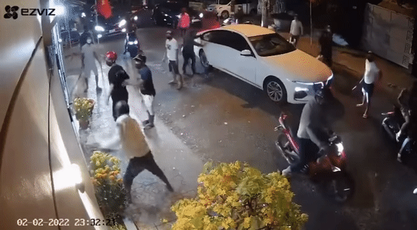 Nhóm thanh niên dùng gậy, mã tấu chém loạn xạ vào cửa nhà dân 