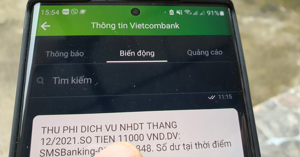 Nhiều ngân hàng khuyến khích khách hàng nhận thông qua qua app để miễn phí và ngân hàng cũng giảm chi phí từ việc thông báo tin nhắn qua SMS