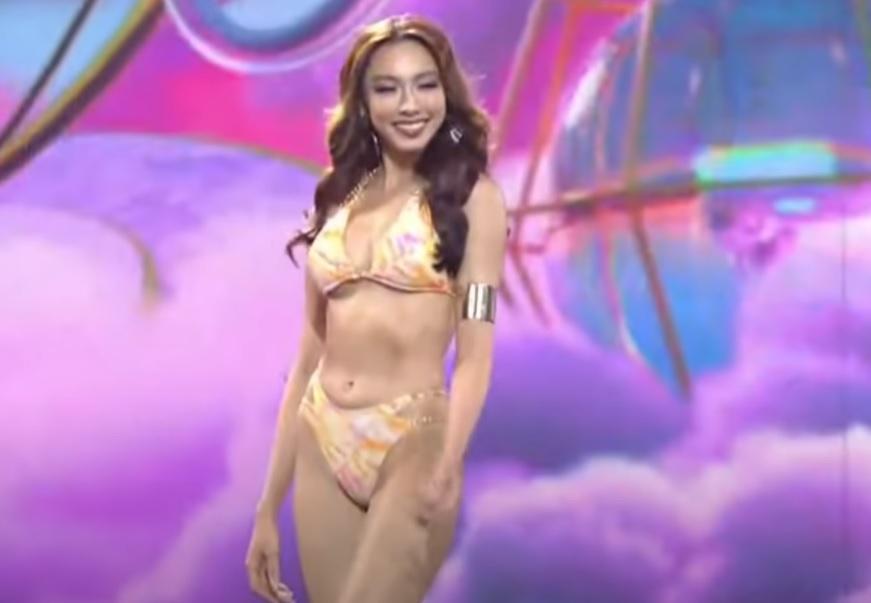 Người đẹp tiếp tục lộ rõ bụng dưới khi trình diễn bikini.