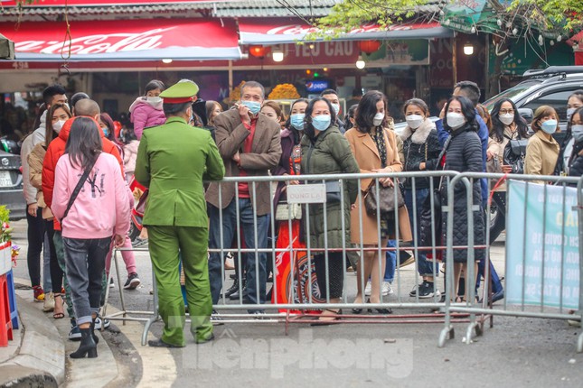 Lượng người đến đây khá đông khiến cơ quan chức năng phải lập hàng rào chắn từ đầu phố.