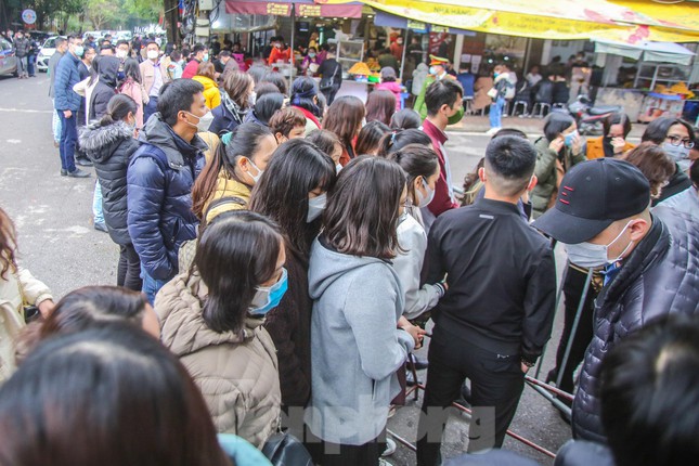 Nhiều người đứng chờ để được vào bên trong.