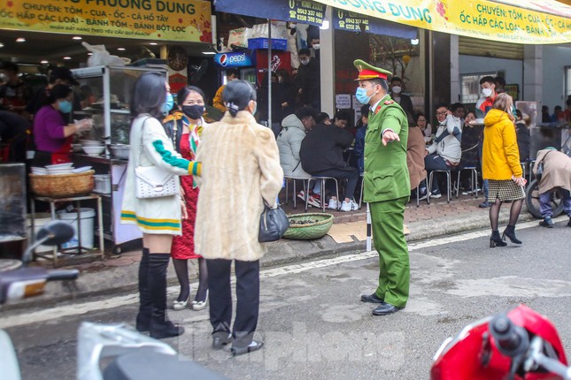 Một số trường hợp cố tình đi vào bị lực lượng chức năng mời ra.