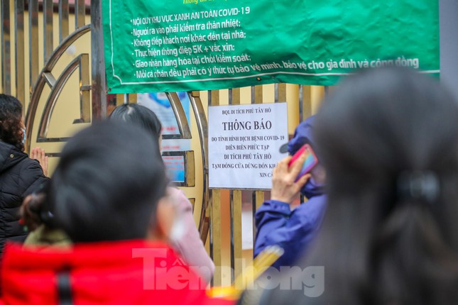 Phủ Tây Hồ vẫn cửa đóng then cài, treo biển thông báo tạm dừng hoạt động do dịch bệnh COVID-19.