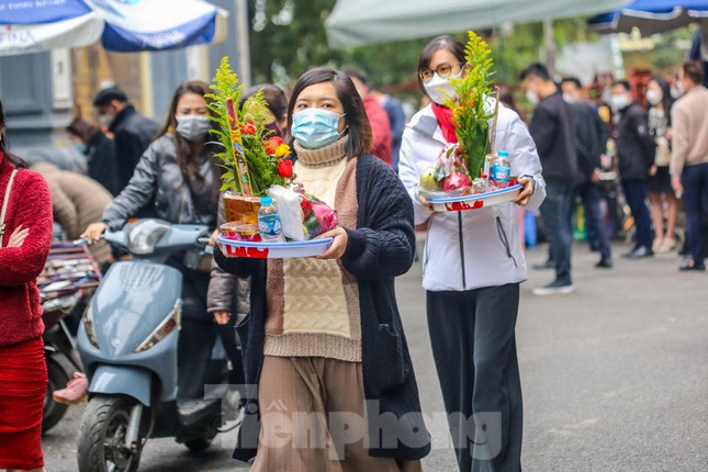 Biết phủ đóng cửa nhưng nhiều người vẫn chuẩn bị lễ đầy đủ khi đến đây.