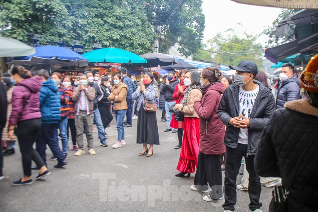 Bên ngoài cửa phủ rất đông người đến vái vọng, thắp hương, đặt lễ.