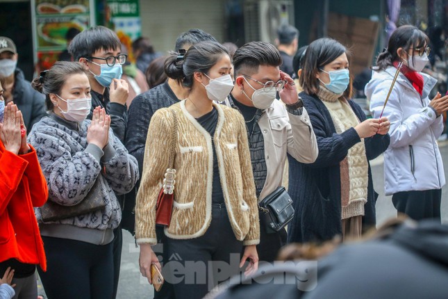 Dù có bảng đề nghị khách thăm quan tuân thủ quy định 5K nhưng người dân vẫn 