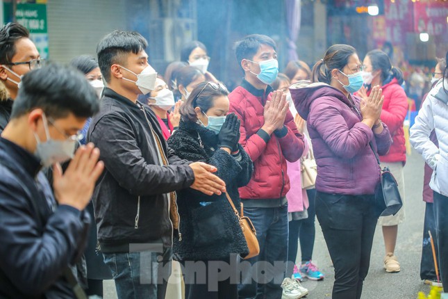 Có đến hàng trăm người tập trung tại khu vực trước cổng phủ.