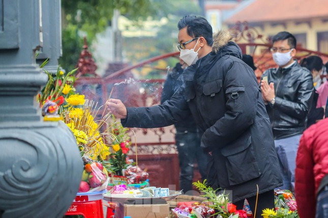 Người dân thắp hương trước cửa phủ Tây Hồ.