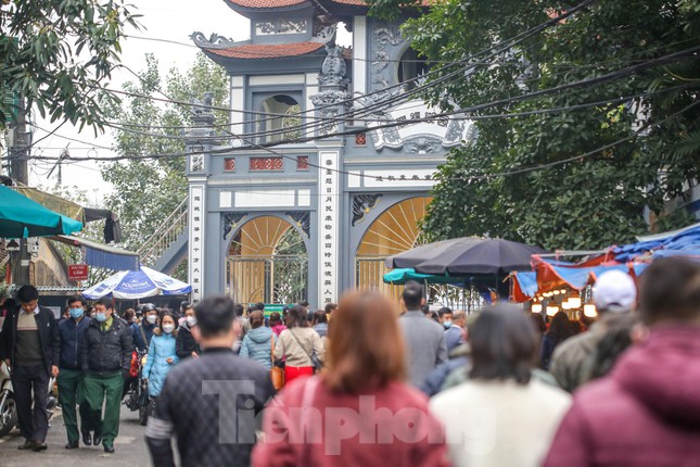 Ghi nhận của PV ngày mùng 7 Âm lịch (7/2) , dòng người nườm nượp đến lễ tại phủ Tây Hồ (Hà Nội).