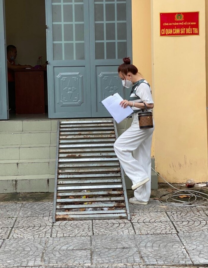 Về phía Vy Oanh, nữ ca sĩ quyết liệt phủ nhận và cho biết sẽ cậy nhờ cơ quan pháp luật để đòi lại công bằng.