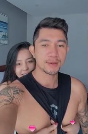 Ngân 98 vô tư vạch áo khoe điểm nhạy cảm của Lương Bằng Quang ngay sóng trực tiếp.