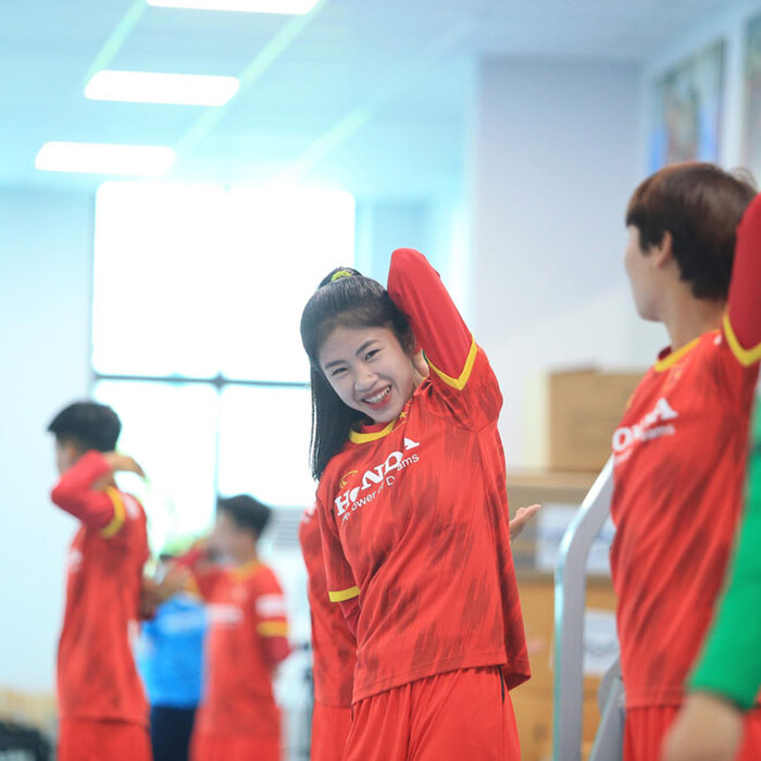 Trên sân cỏ, Thanh Nhã luôn mạnh mẽ, lăn xả.