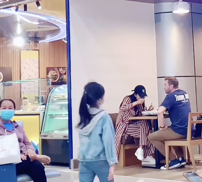 Khoảnh khắc ăn uống của cặp đôi đã được netizen 