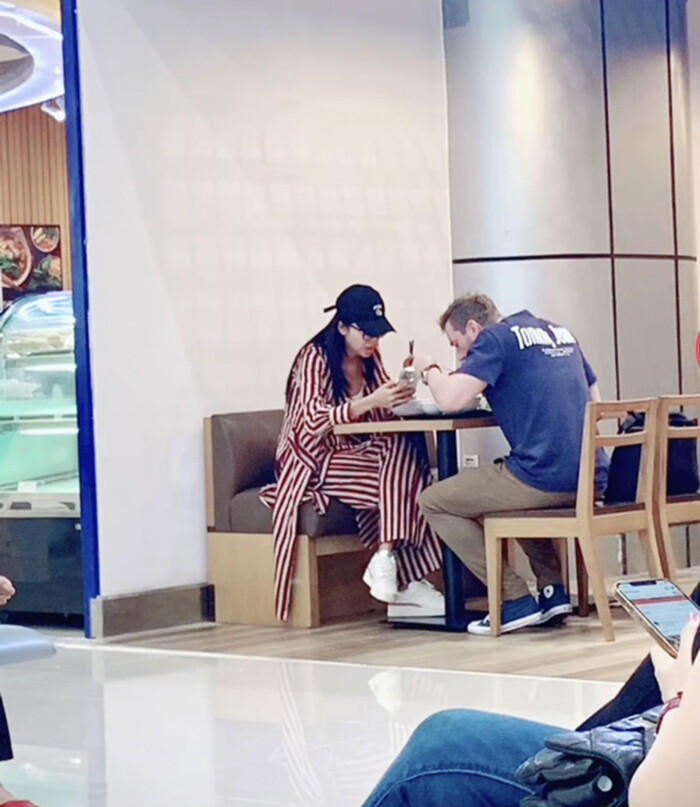 Minh Tú vừa ăn vừa trò chuyện cùng bạn trai, trông cực tình tứ