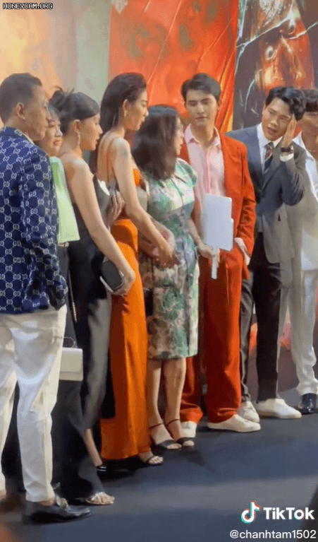 Đoạn clip ghi lại cảnh Khả Như lấy tay hất túi của Kim Nhã bất ngờ gây tranh cãi.