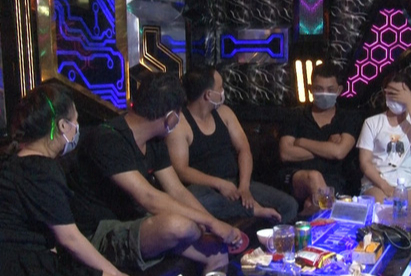 Từ 0 giờ ngày 11-2, dịch vụ karaoke cho phép hoạt động nhưng không vượt quá 50% công suất. Trong ảnh là một quán karaoke tại Huế vẫn mở cửa phục vụ bất chấp lệnh đóng cửa để phòng chống dịch bệnh hồi tháng 8-2021.