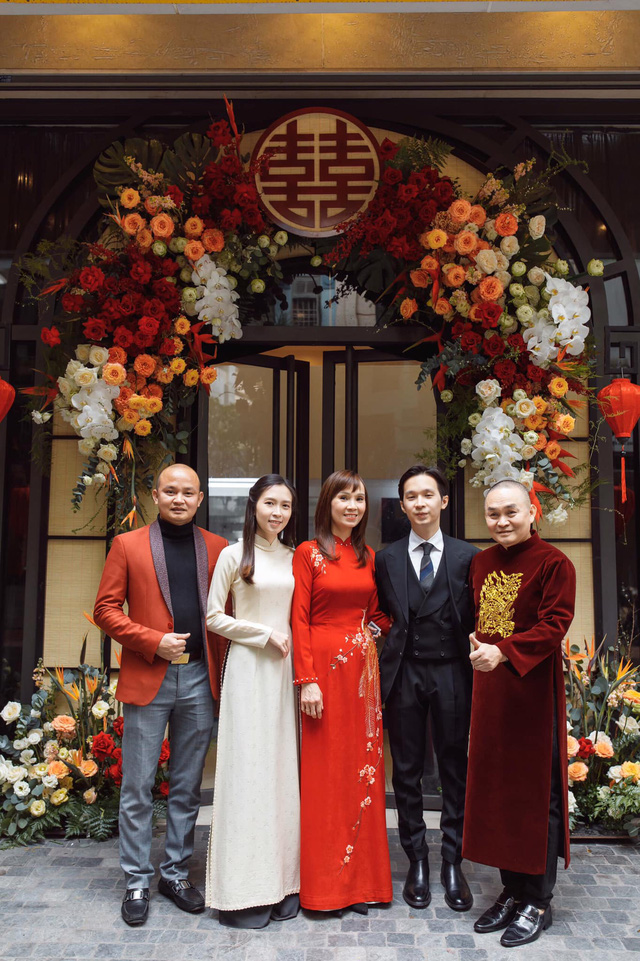 Lần hiếm hoi Xuân Nghĩa xuất hiện cùng khung hình với anh trai Xuân Hinh là trong lễ ăn hỏi của cháu gái - con gái Xuân Hinh