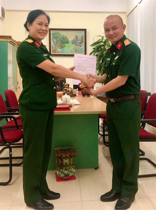 Xuân Nghĩa cho biết, năm 2021 nhờ hoàn thành xuất sắc nhiệm vụ mà anh được thăng hàm trước niên hạn. HIện anh là Trung tá của Nhà hát chèo Quân đội (ảnh FBNV)