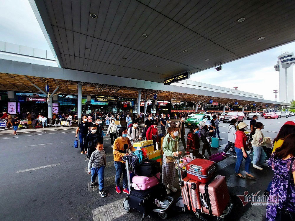 Rất đông hành khách tại sân bay Tân Sơn Nhất trong chiều 6/2 (ảnh: Trần Chung)