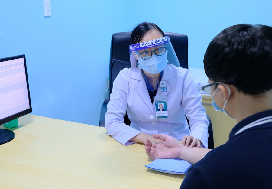 Ths.BS Kiều Xuân Thy thăm khám cho bệnh nhân.