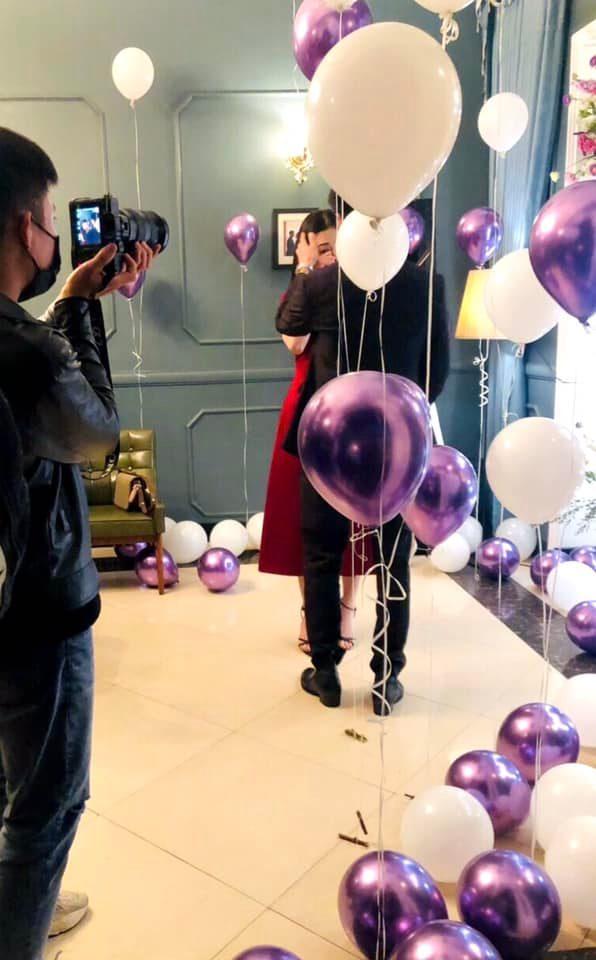 Phương Nga bật khóc trước màn cầu hôn của bạn trai.