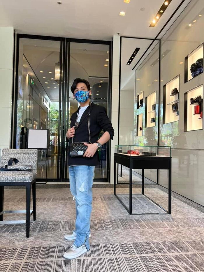 Minh Nhựa đích thân đi lựa quà cho vợ nhân ngày Valentine.