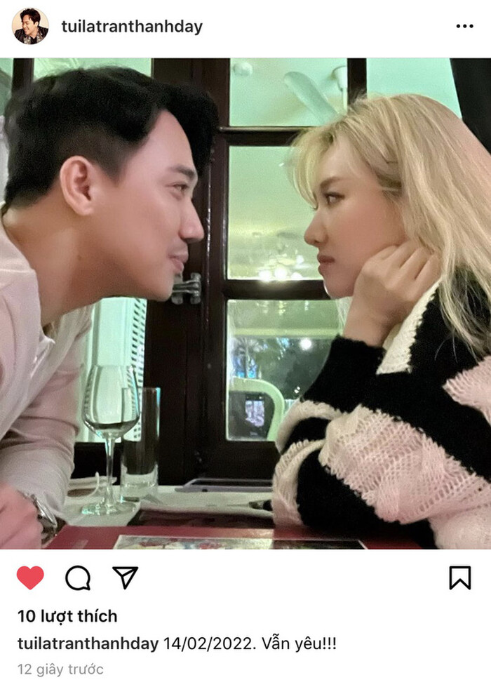  Cả hai tạo dáng cực tình, mặt đối mặt, mắt nhìn nhau.