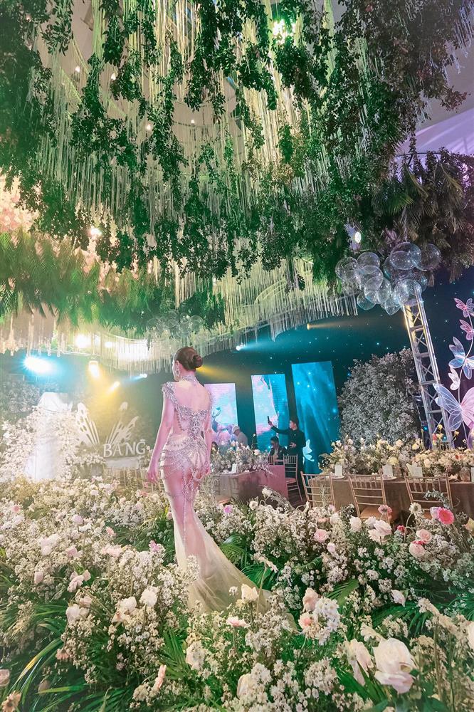 Hình ảnh bà mẹ một con mặc chiếc váy ấy trong đêm tiệc.