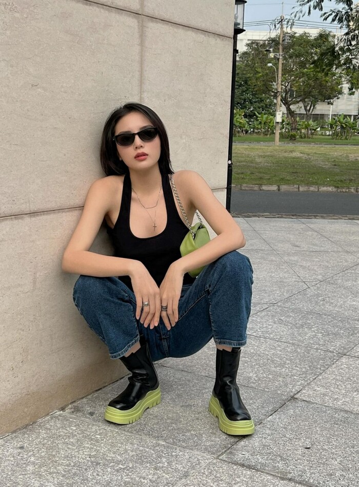 Ngoài màn tạo dáng với bàn tay hư gây sốc, nàng Hậu đã từng khiến dân tình vừa tán thưởng, vừa khó hiểu bởi những tạo dáng độc lạ như ngồi xổm, chụp hình trong xe ô tô…