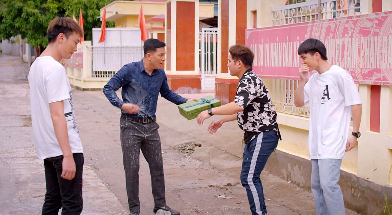 Huy Bách gặp nhiều tình huống dở khóc dở cười khi đóng phim. 