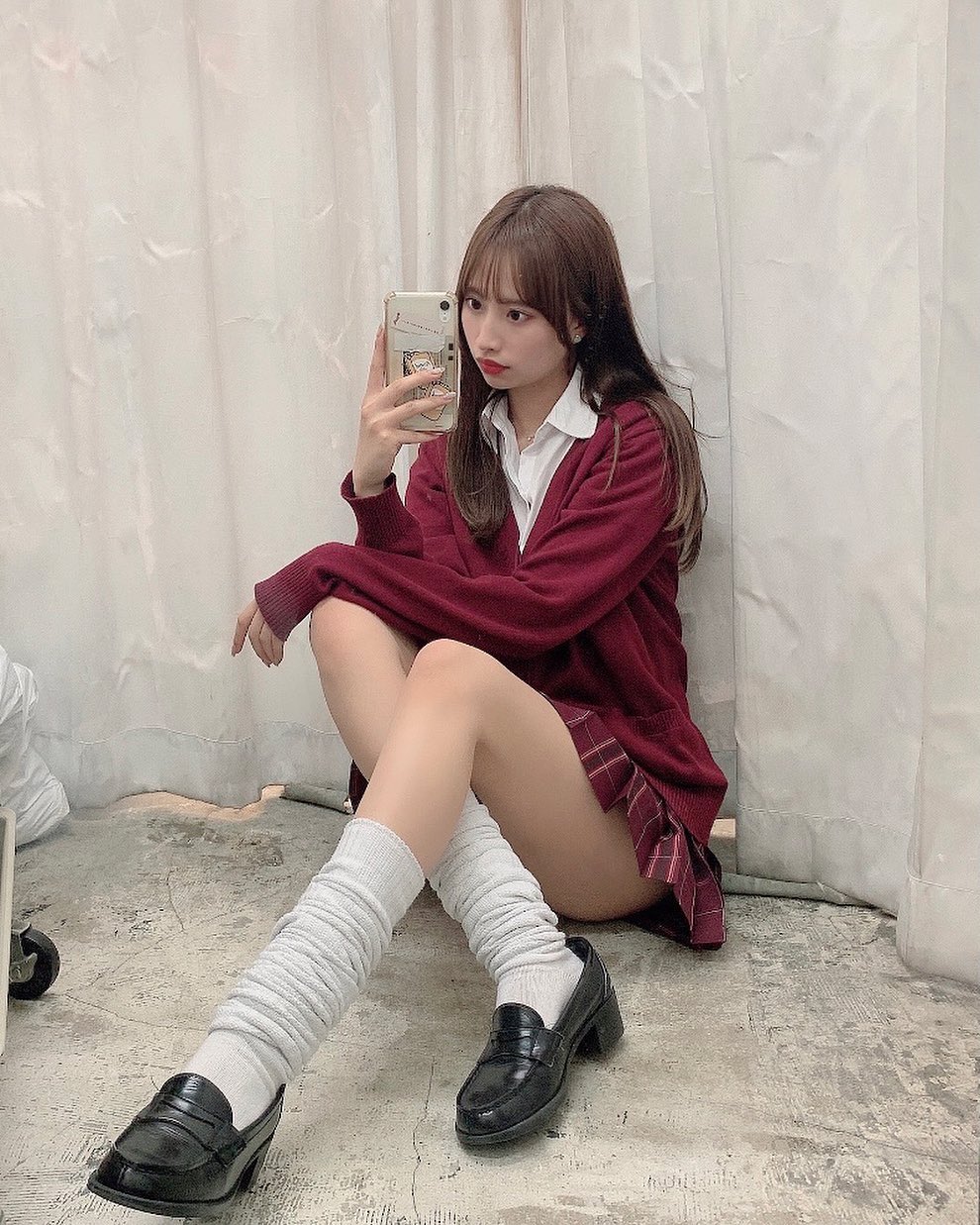 Dường như rất yêu thích phong cách nữ sinh Nhật Bản, Fujikawa Ralumu tậu cho mình đủ mọi loại đồng phục.