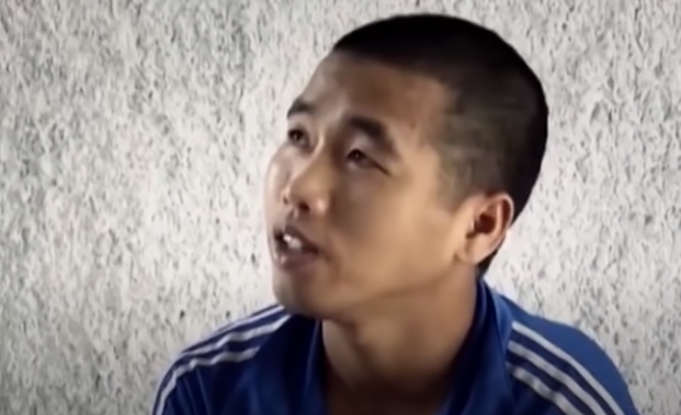 Do là chỗ quen biết, nên chị Mấng không mảy may nghi ngờ mà leo lên xe Phơi để tới điểm hẹn xem thóc. Sau khi di chuyển được vài km, Phơi giả vờ bị hỏng xe và bảo chị Mấng chịu khó đi bộ. Lợi dụng lúc nạn nhân sơ hở, Phơi đã dùng đoạn cây, gạch đá ven đường bất ngờ tấn công dữ dội. Khi thấy nạn nhân vẫn còn thở, y đã dùng dây cao su chuẩn bị từ trước siết cổ nạn nhân tới lúc tử vong.