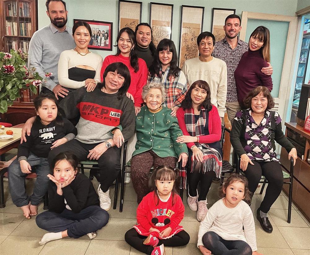 Hôn phu của em gái Hà Anh bên gia đình người yêu.