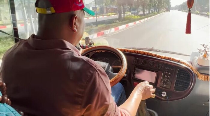 Mọi người trên xe ai nấy túa mồ hôi vì nóng.