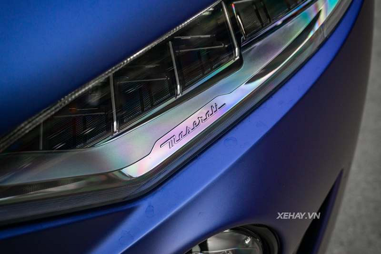 Trần da lộn Alcantara đi cùng nội thất được bọc da “Pieno Fiore” khác biệt hoàn toàn với các loại da khác, Pieno Fiore giữ gìn chất lượng tự nhiên tới độ hoàn hảo, với đường chỉ khâu tương phản màu xanh và logo 