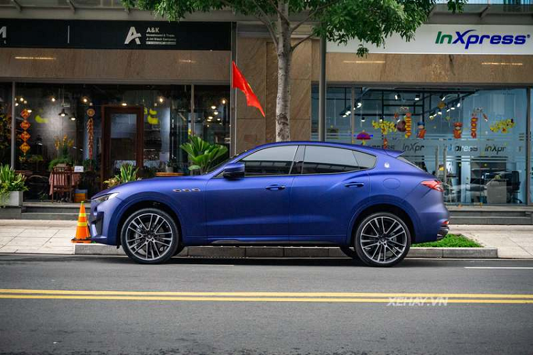 Nhờ đó giúp Maserati Levante Trofeo Launch Edition siêu sang tăng tốc trong chớp mắt đến 100km/h chỉ trong một khoảnh khắc với 3,9 giây và đạt ngưỡng tốc độ tối đa 304 km/h. Đây là một trong những sức mạnh đặc trưng mà lần đầu tiên Maserati chạm đến ở một dòng SUV. Video: Maserati Levante Trofeo Launch Edition 1 of 100 tại Việt Nam.