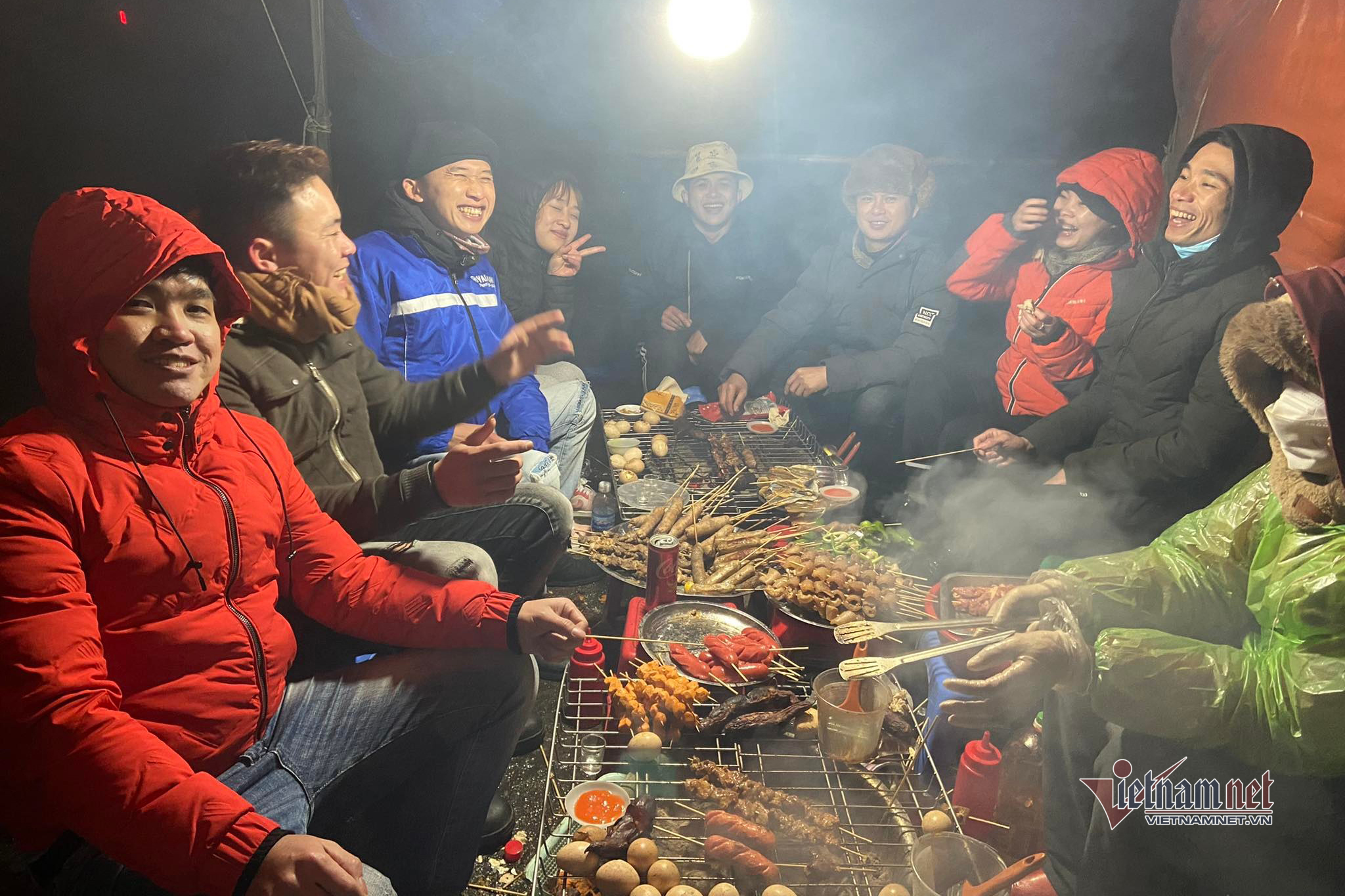 Các quán bán đồ nướng vỉa hè trên đỉnh Mẫu Sơn hút khách vì có bếp lửa sưởi ấm. (Ảnh: Cáo Lang Thang)