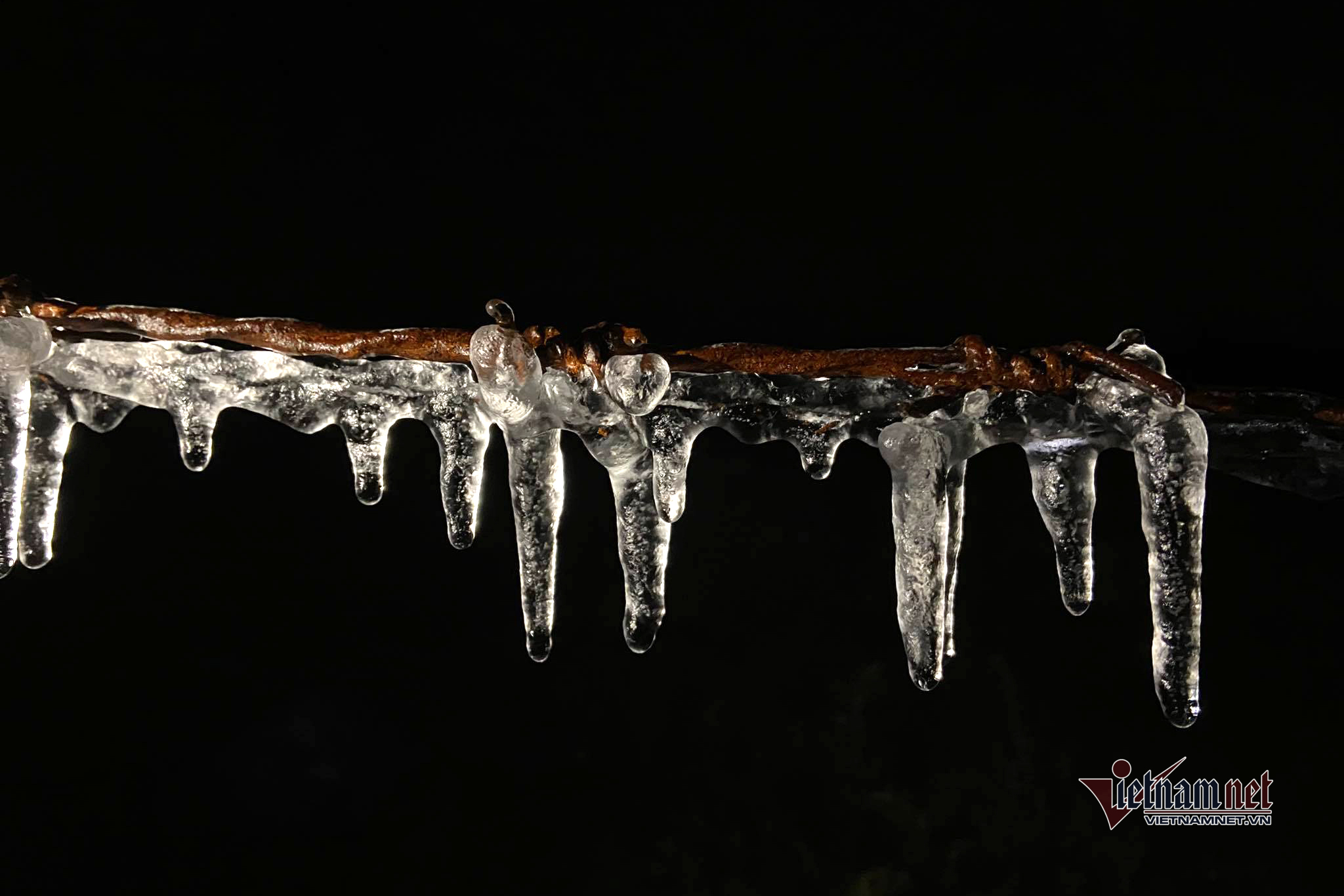 Dây sắt trên đỉnh Mẫu Sơn bị đóng băng trong đêm. (Ảnh: Cáo Lang Thang)