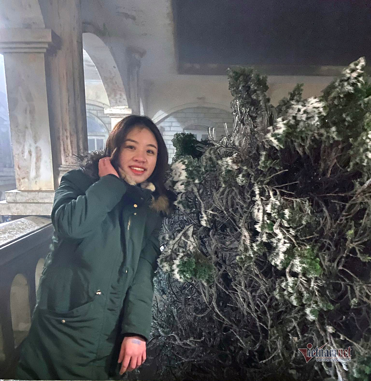 Chị Hồ Lan Anh thích thú khi được chiêm ngưỡng băng giá tại đỉnh Mẫu Sơn vào ban đêm. (Ảnh: Cáo Lang Thang)