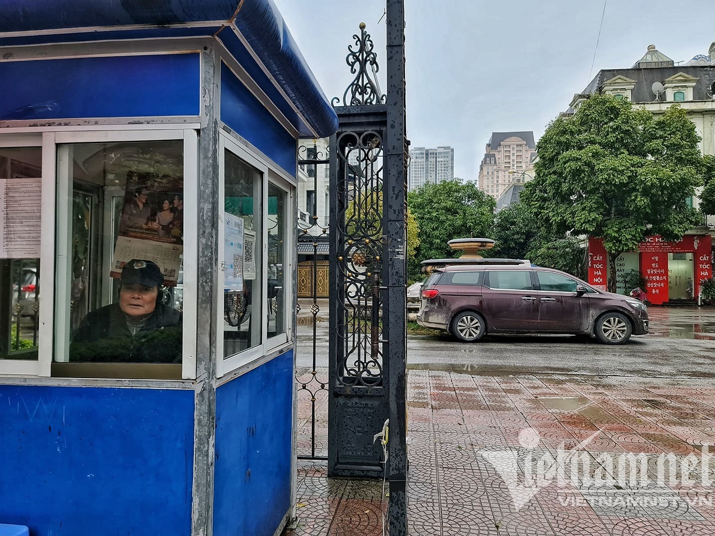 Bảo vệ tại khu đô thị thuộc quận Nam Từ Liêm ngồi trong lớp kính để tránh rét