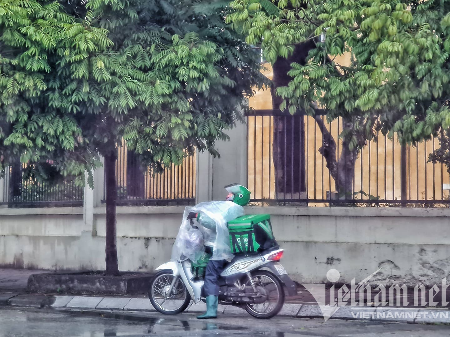 Tài xế giao hàng mặc nhiều lớp áo làm việc trong điều kiện mưa, rét buốt