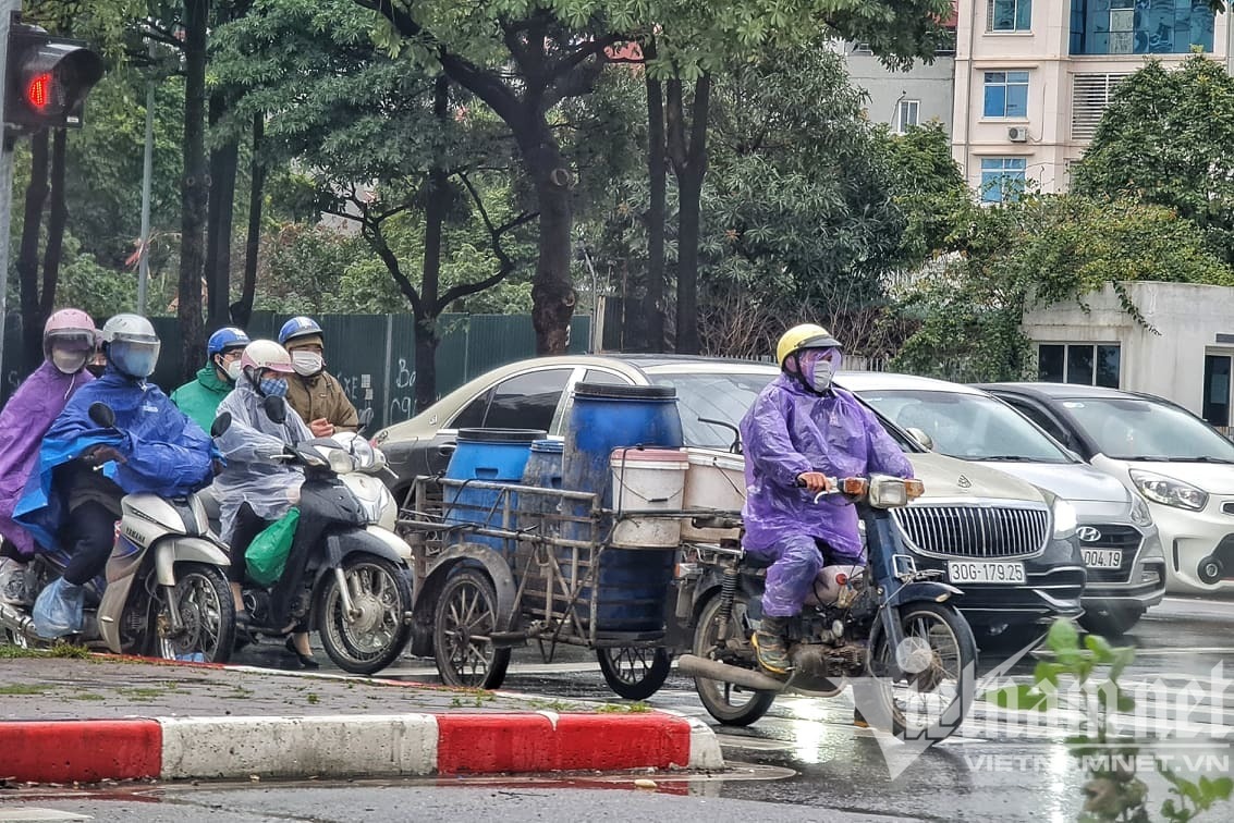 Nhiều lao động vẫn làm việc dưới điều kiện mưa rét ở Thủ đô 