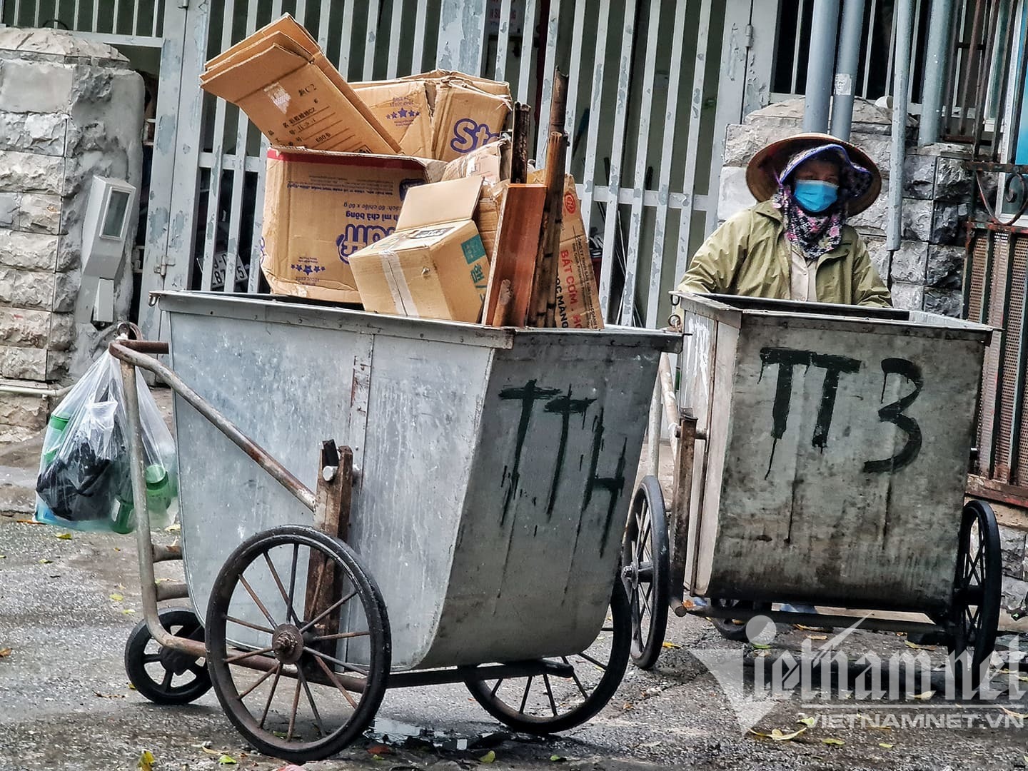 Một nữ lao công làm việc tại quận Nam Từ Liêm
