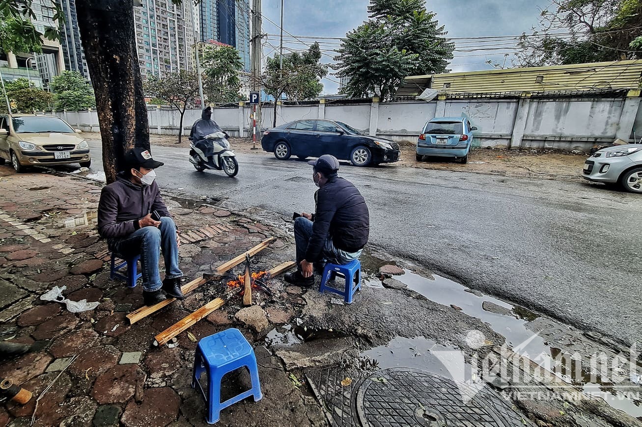Đốt củi sưởi ấm là cách nhiều người dân ở Hà Nội chọn để chống chọi với đợt rét kỉ lục